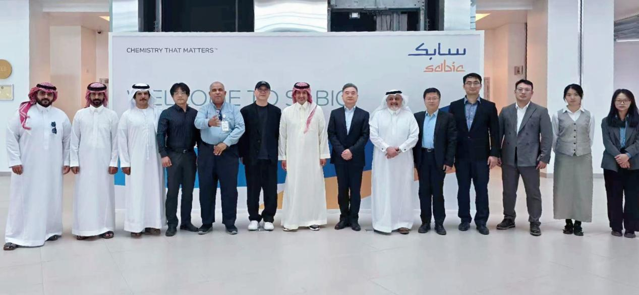全筑中東代表與沙特基礎(chǔ)工業(yè)公司SABIC代表團(tuán)合影.png